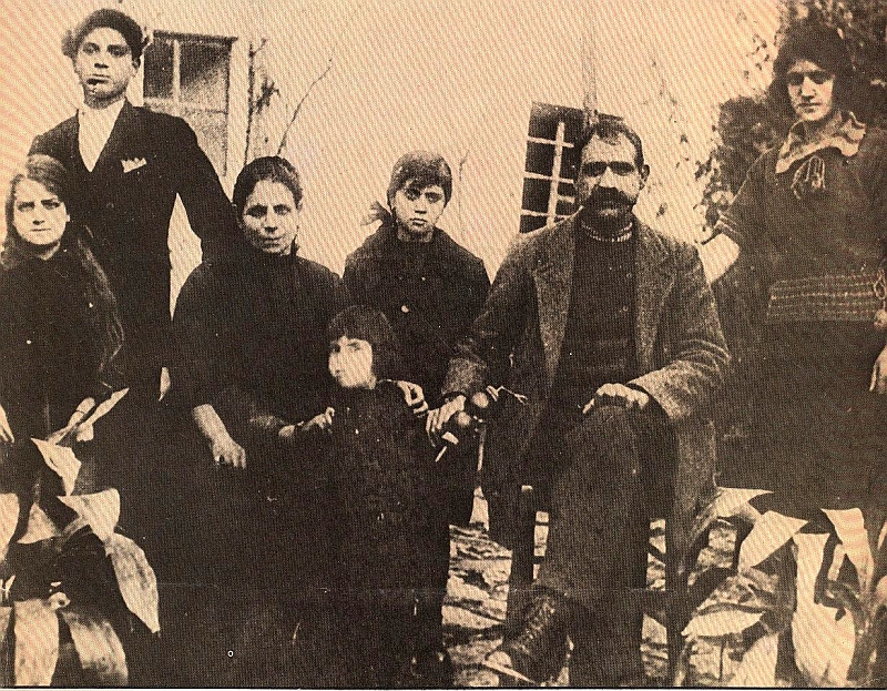 Ο Τάσος Τούσης, όρθιος από αριστερά σε φωτογραφία με την οικογένειά του