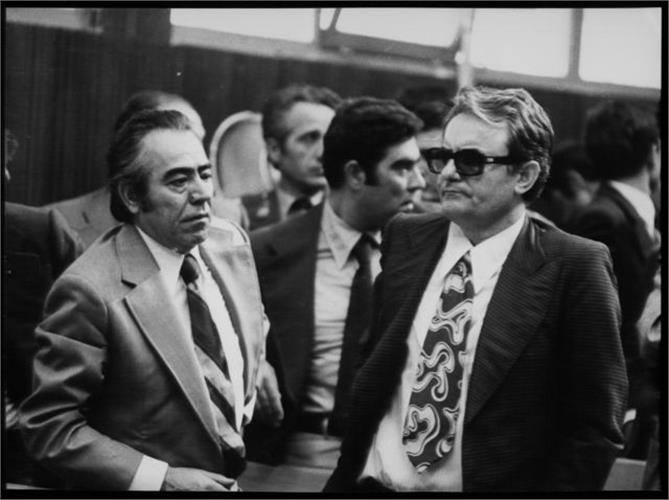 Οι πρώην διοικητές του ΕΑΤ-ΕΣΑ Θεόδωρος Θεοφιλογιαννάκος (αριστερά) και Νίκος Χατζηζήσης (δεξιά), στη δίκη των βασανιστών, τον Οκτώβριο του 1975