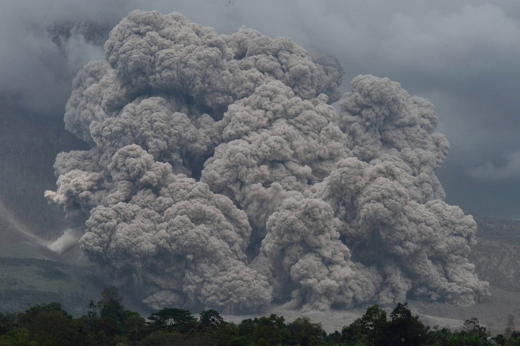 Πυκνός καπνός από το βουνό Σιναμπούνγκ στο Κάρο της Ινδονησίας. Το ηφαίστειο συνεχίζει να εκρήγνυται κατά διαστήματα. Οι κάτοικοι που ζούσαν στις επικίνδυνες ζώνες γύρω από το ηφαίστειο είχαν μεταφερθεί μετά τις θανατηφόρες εκρήξεις που σκότωσαν 17 ανθρώπους τον περασμένο Φεβρουάριο. Photograph: Sutanta Aditya / AFP / Getty