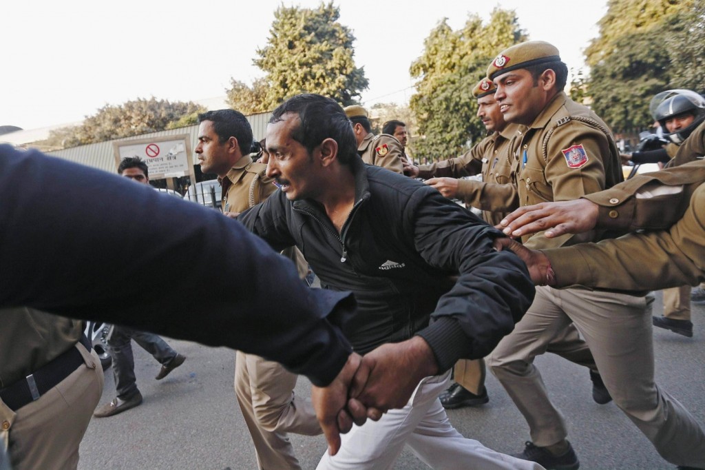 Αστυνομικοί τρέχουν για να προστατεύσουν (από συγκεντρωμένους) τον οδηγό ταξί Shiv Kumar Yadav έξω από δικαστήριο στο Νέο Δελχί, Ινδία. Ο οδηγός δικάζεται με την κατηγορία ότι βίασε μια γυναίκα επιβάτη. Photograph: Adnan Abidi/Reuters