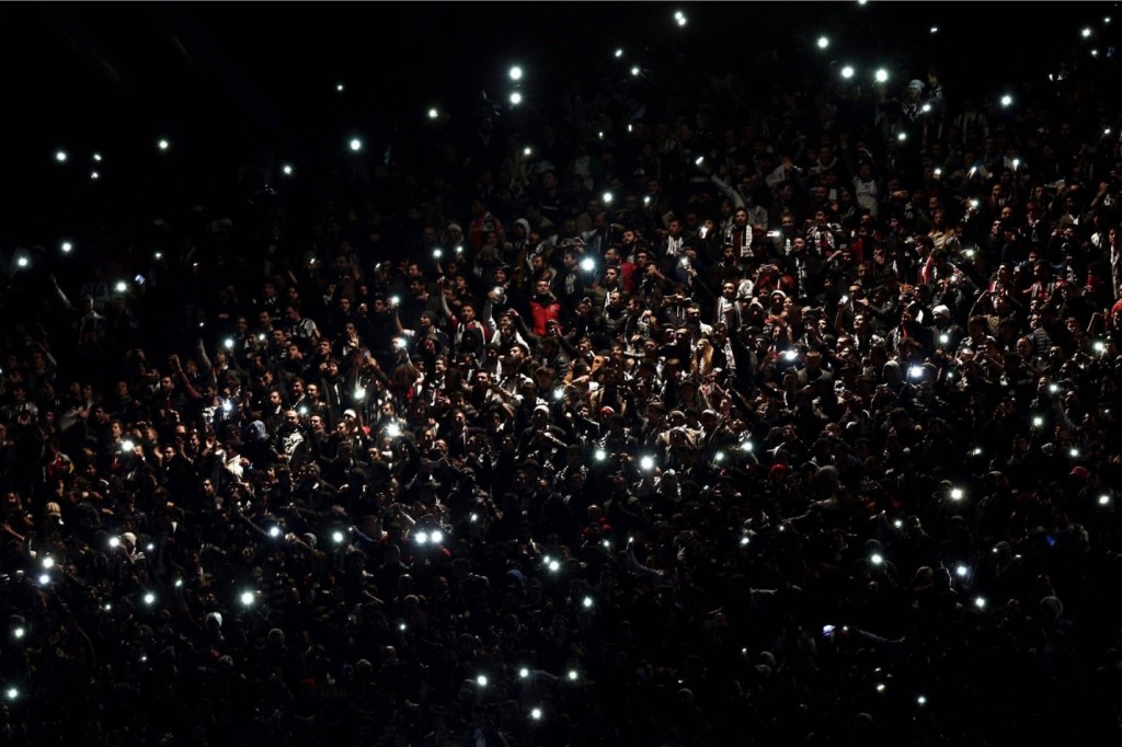Στην τελευταία φωτογραφία, Τούρκοι οπαδοί ποδοσφαίτου χρησιμοποιούν τα κινητά τους τηλέφωνα για να φωτίσουν το Ataturk Olympic Stadium μετά την αδυναμία των προβολέων να λειτουργήσουν στο ματς του Europa League ανάμεσα στην Besiktas και την Tottenham Hotspur στην Istanbul. Photograph: Sedat Suna/EPA