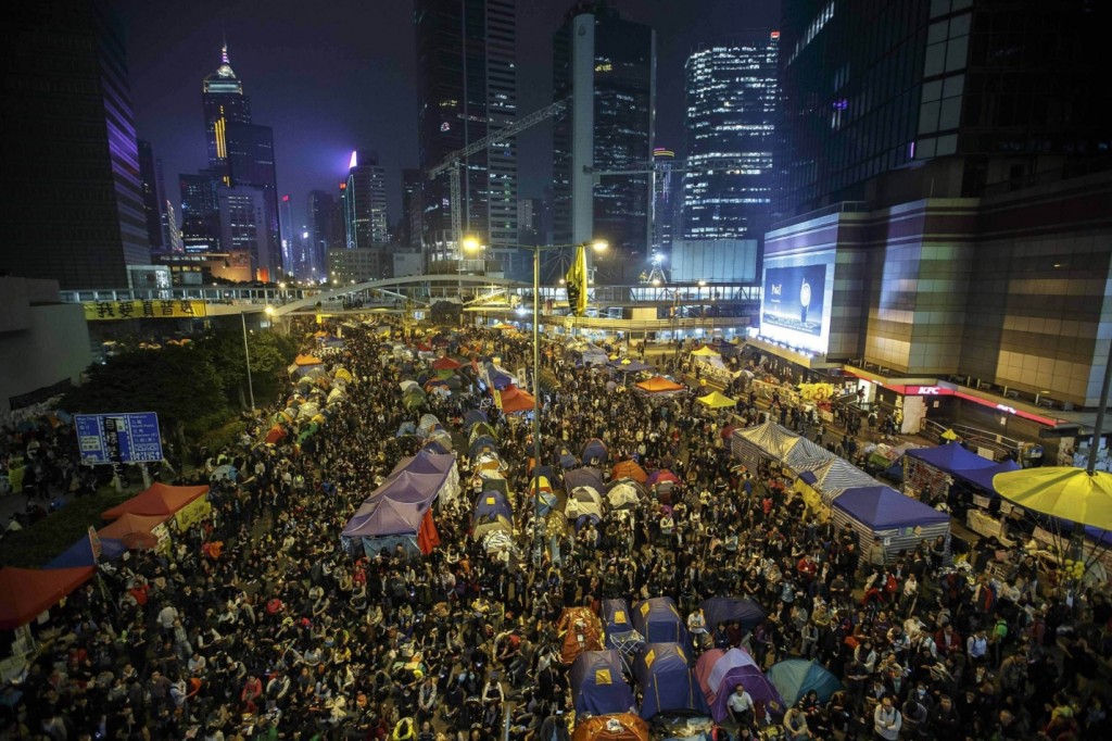 Διαδηλωτές "υπέρ της δημοκρατίας"συγκεντrώνονται στο Occupy Central τοποθεσία διαμαρτυρίας στην περιοχή Admiralty district, στο Χονγκ Κονγκ. Οι αρχές προέτρεψαν τους διαδηλωτές να μαζέψουν τις σκηνές τους, λέγοντας ότι δεν μπορεί να υποσχεθεί ότι δεν θα υπάρξουν «συγκρούσεις». Photograph: Athit Perawongmetha/Reuters