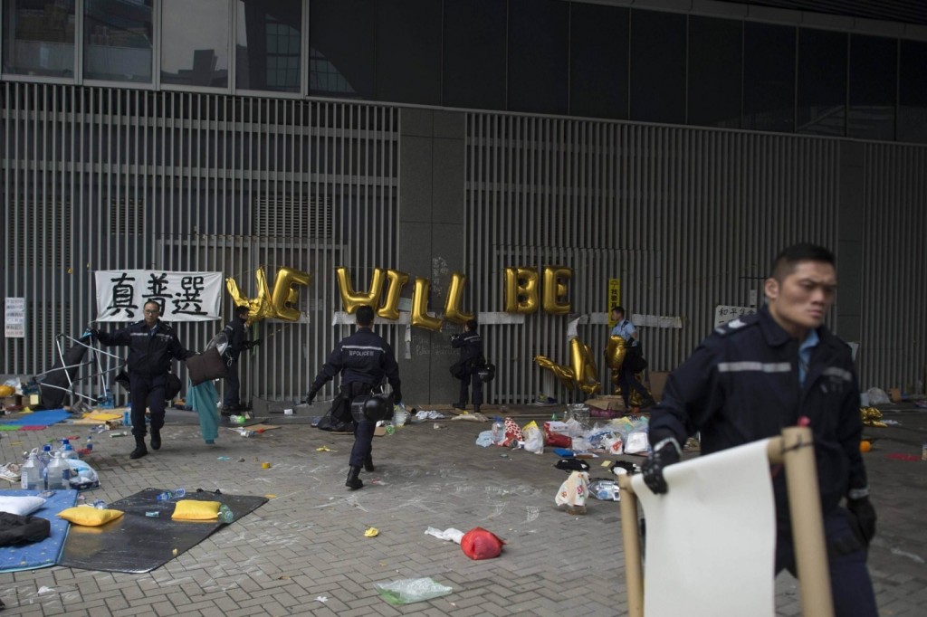 Χονγκ Κονγκ. Η αστυνομία καθαρίζει τα  συντρίμμια από το κεντρικό χώρο διαμαρτυρίας υπέρ της δημοκρατίας στην περιοχή . Η αστυνομία άρχισε τη διάλυση του τόπου, στις 11 Δεκεμβρίου, μετά από περισσότερους από δύο μήνες συλλαλητηρίων. Photograph: Pedro Ugarte/AFP/Getty