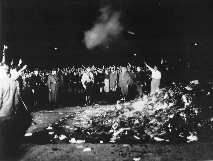 Ναζιστική Γερμανία: Kάψιμο βιβλίων. Τα έργα του Μπρέχτ πρώτα στις προτιμήσεις των πυρπολύσεων.