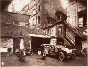 Eugène_Atget,_Cour,_7_rue_de_Valence,_1922