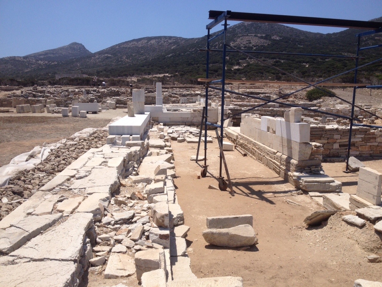 Αναστήλωση του αρχαϊκού ναού του ιερού στο Δεσποτικό