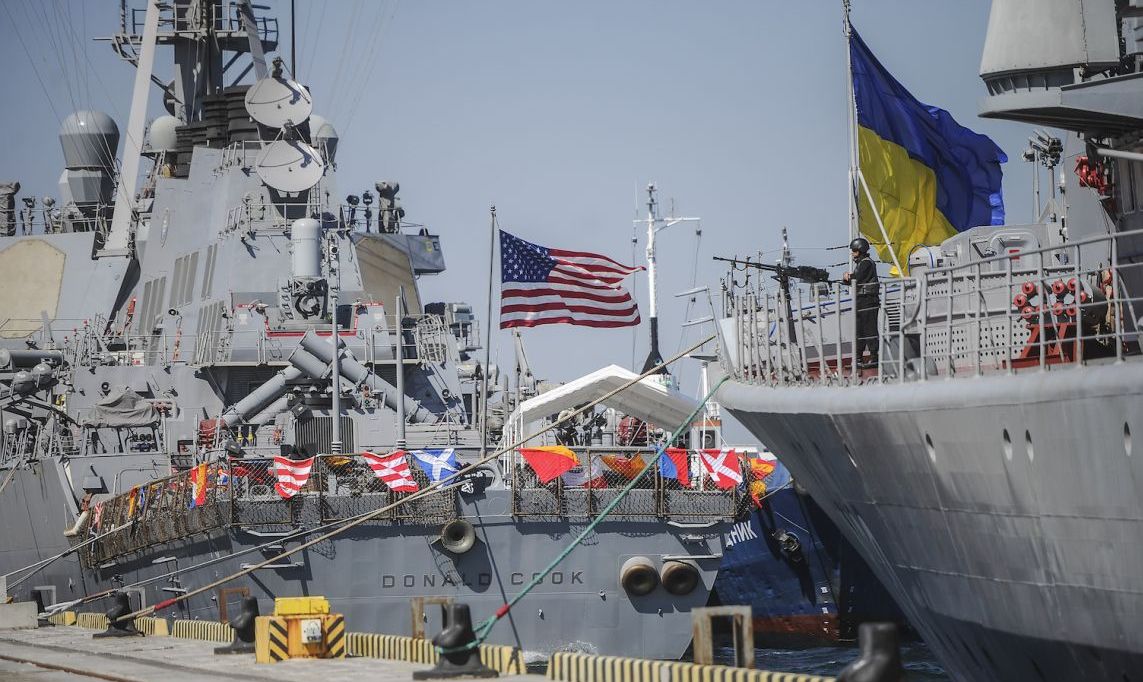 epa04908307 The Ukrainian Navy frigate Hetman Sahaidachnyi (R) and US Navy missile destroyer Donald Cook (DDG-75) are tied up during the Sea Breeze 2015 military drill opening ceremony at the Black Sea port of Odessa, Ukraine, 01 September 2015.  EPA/ANDREW KRAVCHENKO / POOL