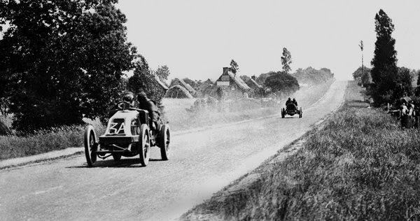 1906 French Grand Prix. Le Mans, France. 26-27 June 1906. Ferenc Szisz (Renault AK) leads Elliot Shepard (Hotchkiss HH). Szisz finished in 1st position. Published-Autocar 7/7/1906 p22. Ref-S65/2844. World Copyright - LAT Photographic